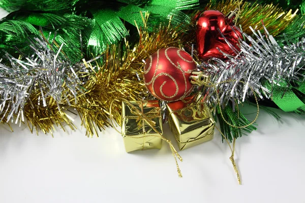 Kerst ornamenten grens decoratie op witte achtergrond — Stockfoto