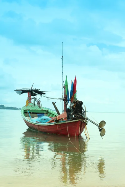 Рыбацкие лодки, плавающие на острове Самуи, Таиланд — стоковое фото