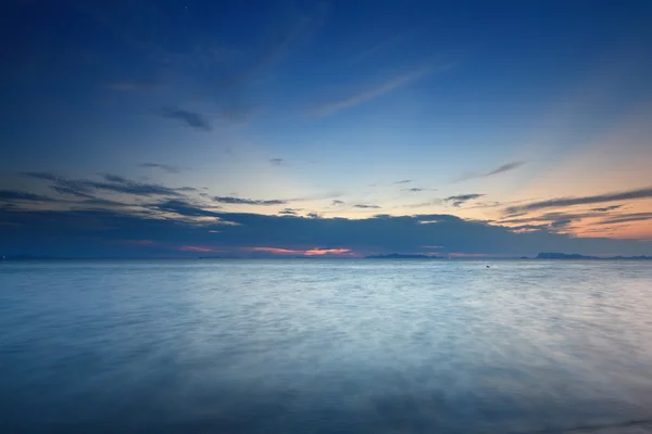 夕暮れ時のパノラマのような劇的な夕日の空と熱帯の海 — ストック写真