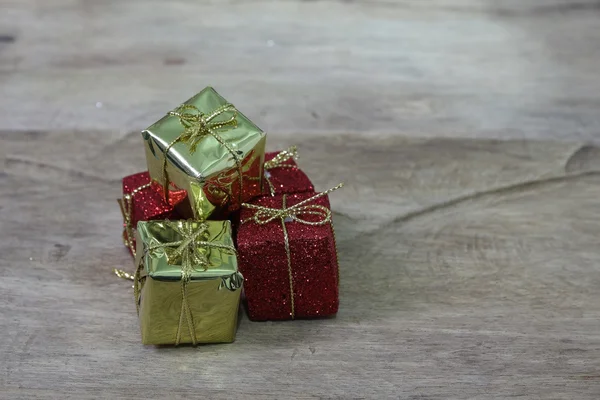 Złote i czerwone pudełko świąteczne — Zdjęcie stockowe