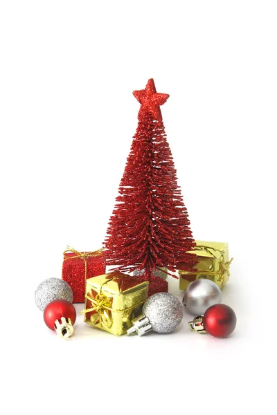Sosna drzewo i Bożego Narodzenia ozdoba ozdoby na białym tle — Zdjęcie stockowe