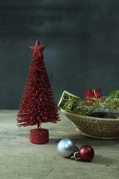 Pinheiro vermelho e ornamentos de Natal — Fotografia de Stock