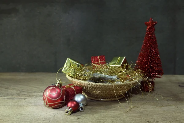 Pino rosso e ornamenti natalizi — Foto Stock