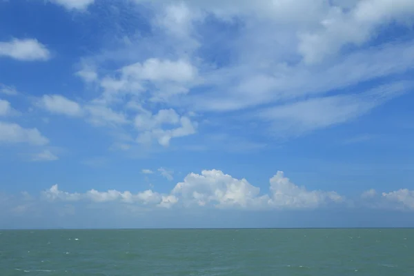 Brillante cielo azul.Nube blanca y mar tropical, Tailandia — Foto de Stock