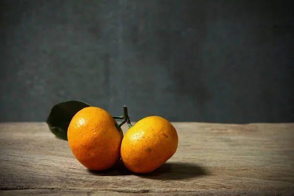 Bodegón con frutas naranjas sobre mesa de madera — Foto de Stock