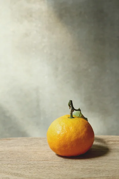 Bodegón con frutas naranjas sobre mesa de madera —  Fotos de Stock