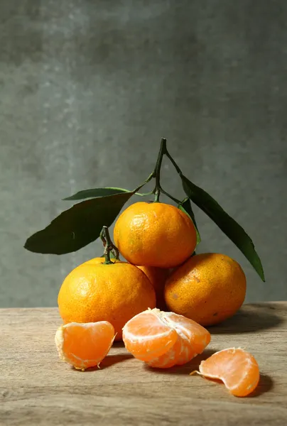 Natura morta con fruttati arancioni sul tavolo di legno — Foto Stock