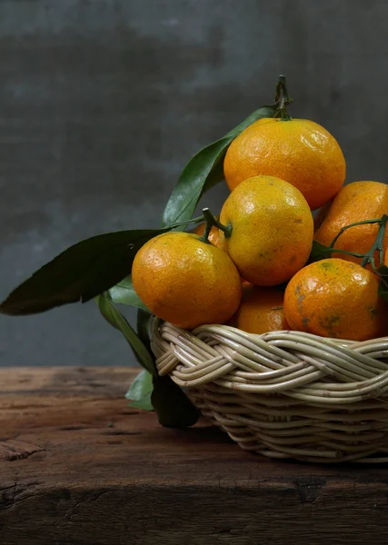 Bodegón con mandarinas en cesta —  Fotos de Stock
