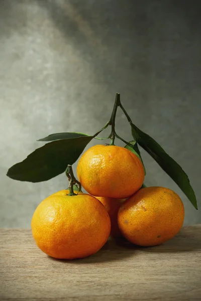 Bodegón con frutas naranjas sobre mesa de madera —  Fotos de Stock