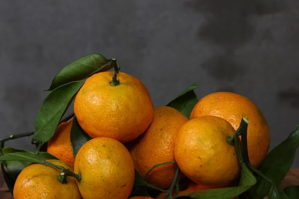 Bodegón con mandarinas en cesta —  Fotos de Stock
