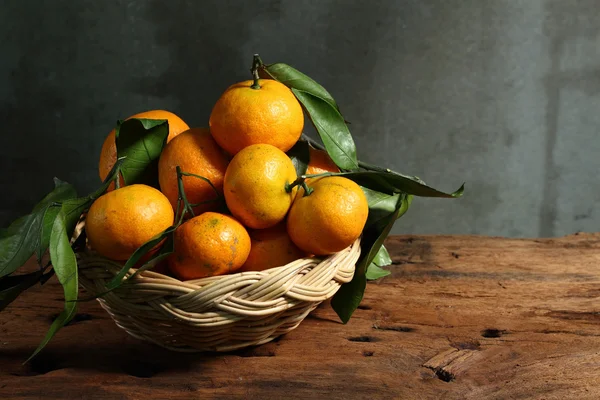 Bodegón con mandarinas en cesta —  Fotos de Stock