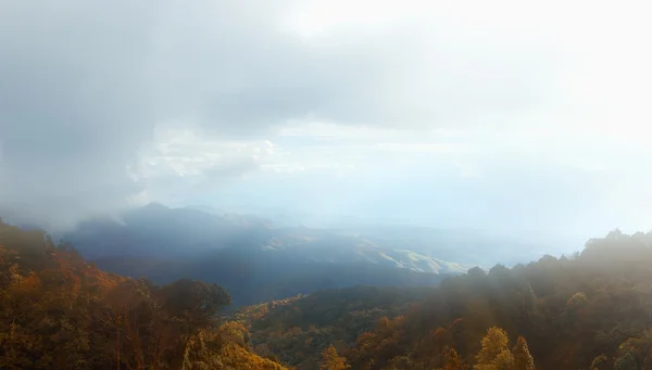 Primavera manhã paisagem rural com explosão de sol — Fotografia de Stock