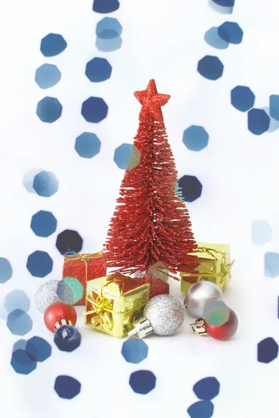 Sosna drzewo i Bożego Narodzenia ozdoba ozdoby na białym tle — Zdjęcie stockowe