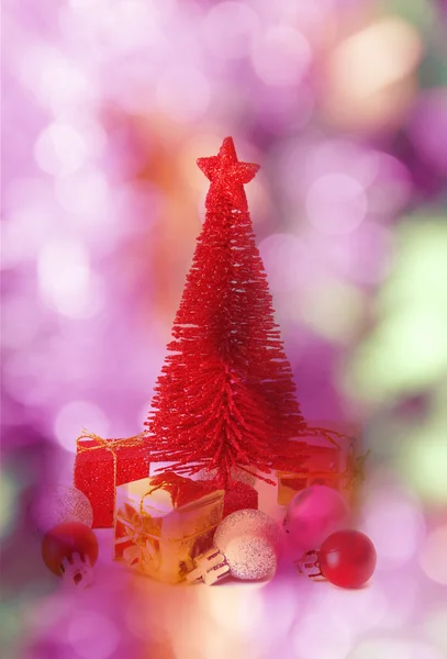 Pinheiro vermelho e enfeites de Natal decoração no fundo branco — Fotografia de Stock