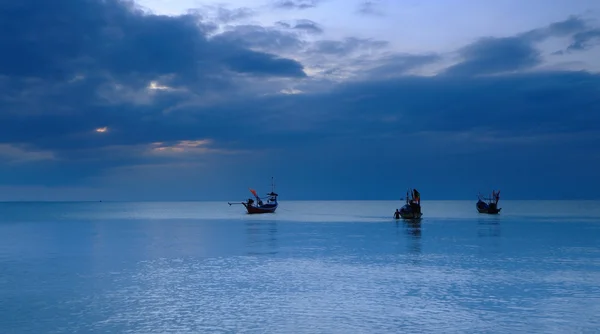 Barcos de cola larga en mar azul y cielo al atardecer en la isla de Samui, Tailandia — Foto de Stock