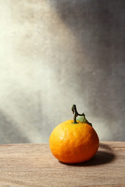 Bodegón con frutas naranjas sobre mesa de madera —  Fotos de Stock