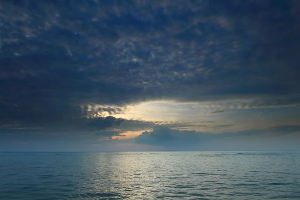 Panoramic dramatic tropical sunset sky and sea at dusk — Stock Photo, Image