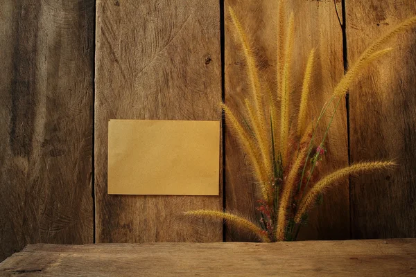 Stillleben Blume Fuchsschwanzkraut und Papierblock in goldenem Licht auf Holzgrund — Stockfoto