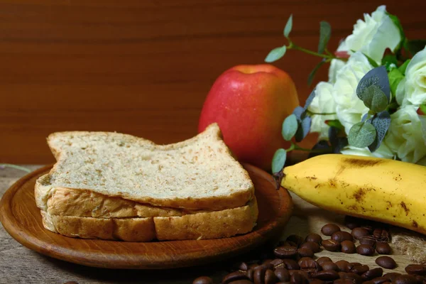 Desayuno saludable, manzana, plátano, café, sobre mesa de madera —  Fotos de Stock
