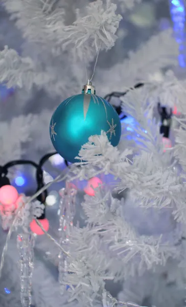 Blauwe zeepbel en kerstboom — Stockfoto