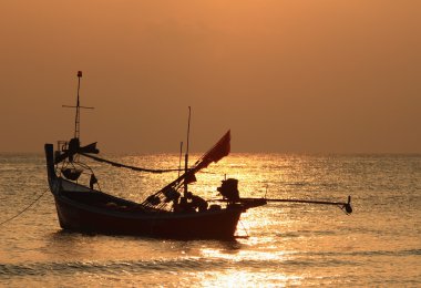 deniz üzerinde Golden sunset