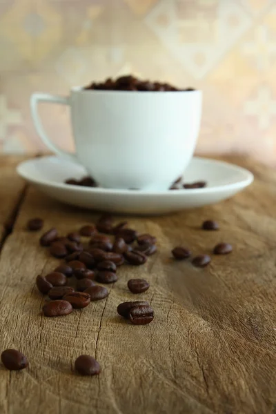 Tazza di chicchi di caffè tostati — Foto Stock