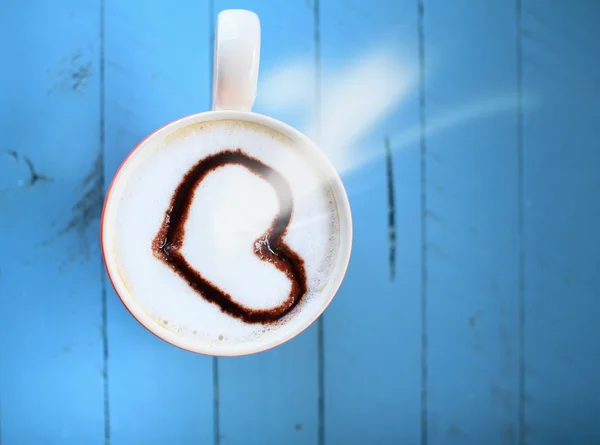 Rote Kaffeetasse mit Herz — Stockfoto