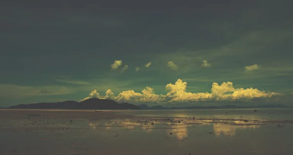 Grandes nubes blancas — Foto de Stock