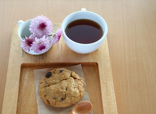 Kopp kaffe, kaka och blomma — Stockfoto