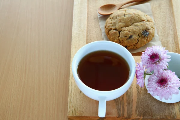 Kopp kaffe, kaka och blomma — Stockfoto