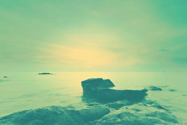 Günbatımı kaya yüzeyi ile — Stok fotoğraf