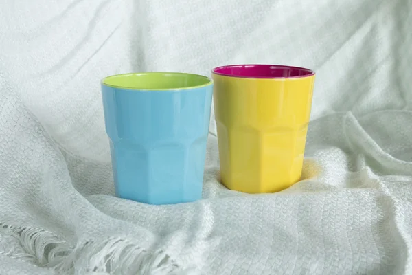 Blauwe en gele cups — Stockfoto