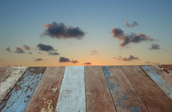 Grunge piso de madera con cielo —  Fotos de Stock