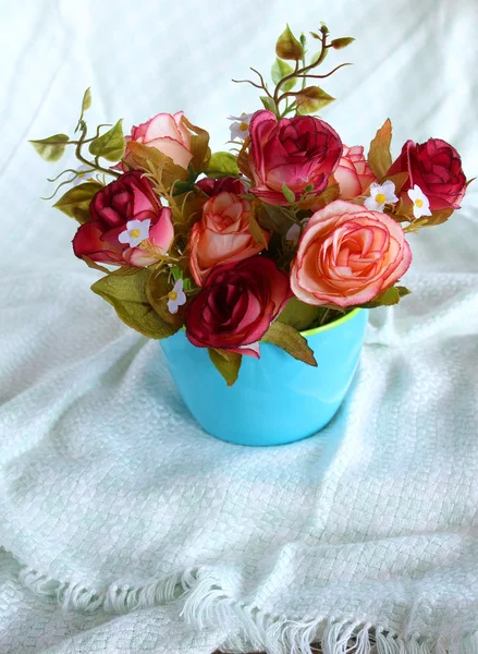 Rosa blomma i blå kopp — Stockfoto
