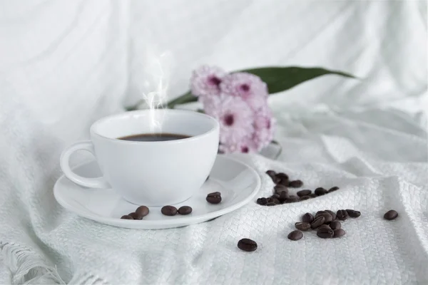 Filiżanka kawy z kwiatem — Zdjęcie stockowe