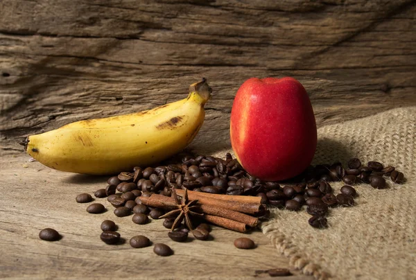 Кофейные зерна, банан и яблоко — стоковое фото