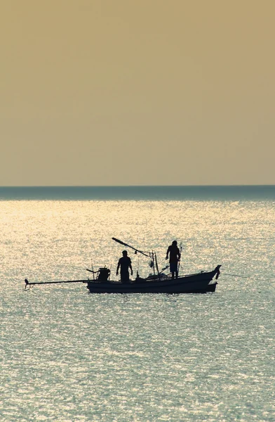 Silhouet van vissers en boot — Stockfoto