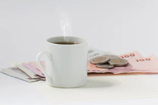 Geld contant geld en koffie beker — Stockfoto