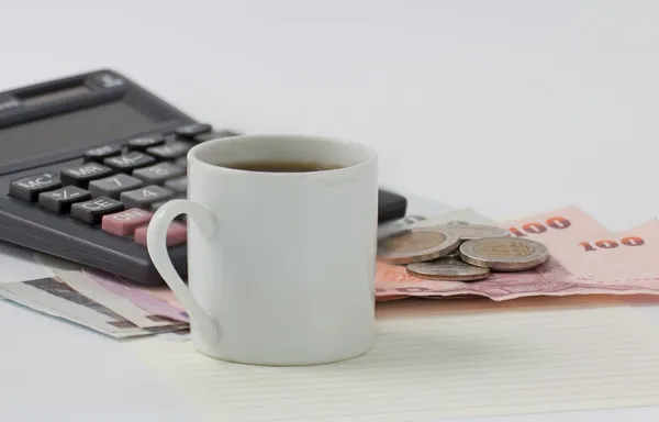 Dinheiro dinheiro e xícara de café — Fotografia de Stock