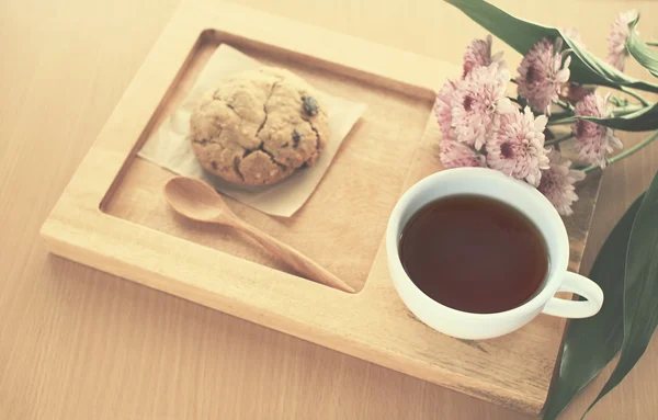 Tasse de café, biscuit et fleur — Photo