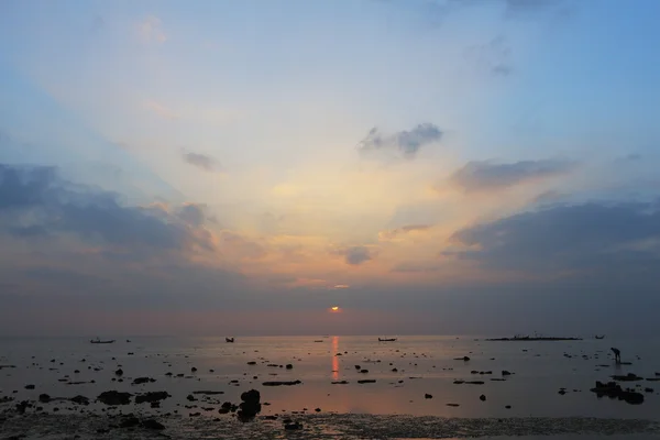 Silhouet van vissersboot bij zonsopgang — Stockfoto