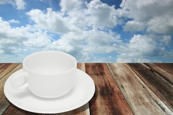 Біла чашка кави на дошці з дерева — стокове фото