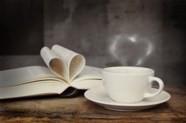 fincan kahve ve grunge vintage tarzı ahşap masa kitap ile natürmort