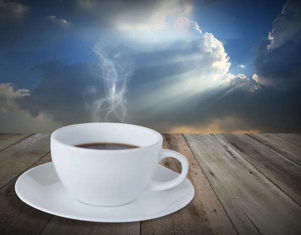 Taza de café en suelo de madera grunge con fondo de cielo azul —  Fotos de Stock