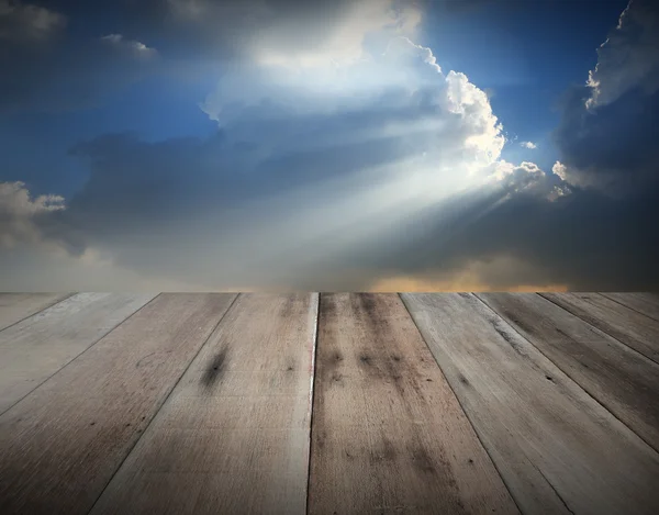 Suelo de madera grunge con fondo azul cielo nubes blancas — Foto de Stock