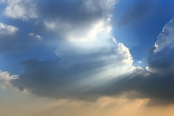 Sun break through the big white cloud and blue sky background — Stock Photo, Image