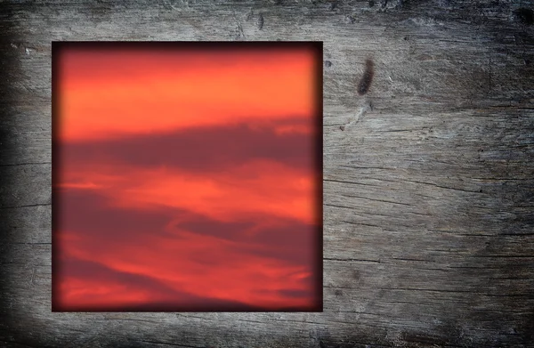 Moldura de madeira velha com fundo de imagem céu pôr do sol vermelho — Fotografia de Stock