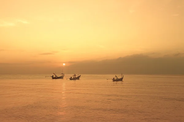 Deniz ve gökyüzü ile balıkçılık tekne yüzen üzerinde çarpıcı golden sunset — Stok fotoğraf