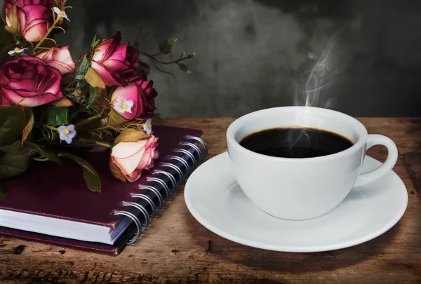 Nature morte tasse de café, roses et cahier sur table en bois — Photo