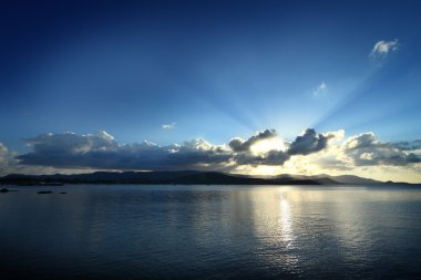 dramatik tropikal mavi gökyüzü gün batımı ve deniz alacakaranlıkta